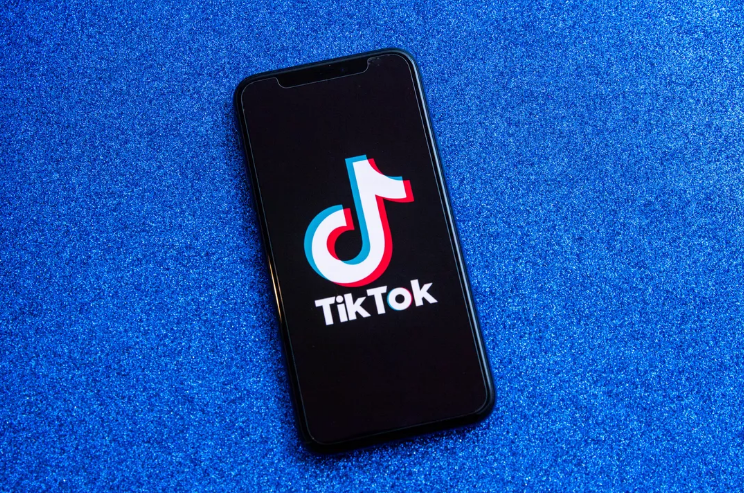 TikTok與服務(wù)商達(dá)成合作，將在機(jī)場(chǎng)、酒店和餐館的大屏中播放短視頻