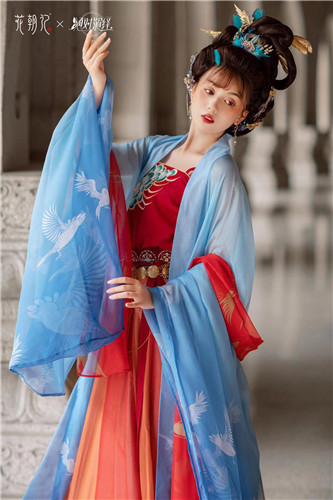 《絕對演繹》聯(lián)名款漢服上線，游戲中的唐朝公主終于走進(jìn)現(xiàn)實(shí)了！